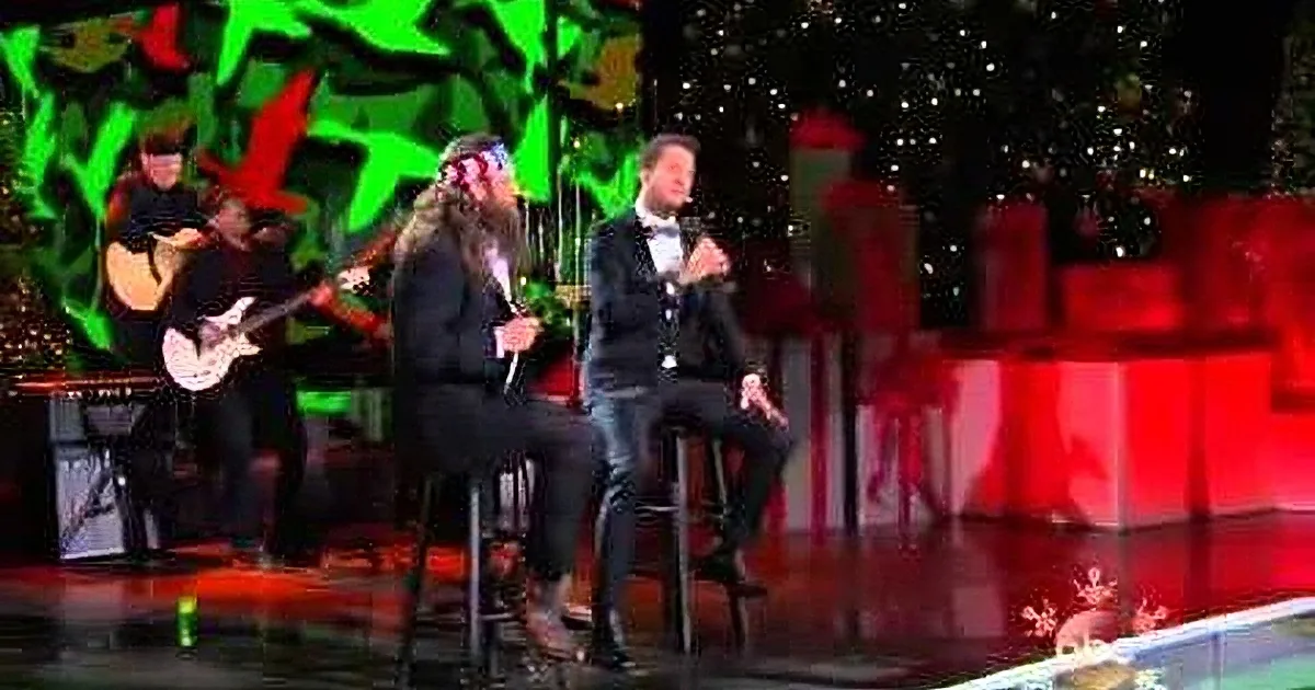 Duck Dynasty and Luke Bryan Sing ''Big Hairy Christmas'' - It''s Impossible Not to Laugh!