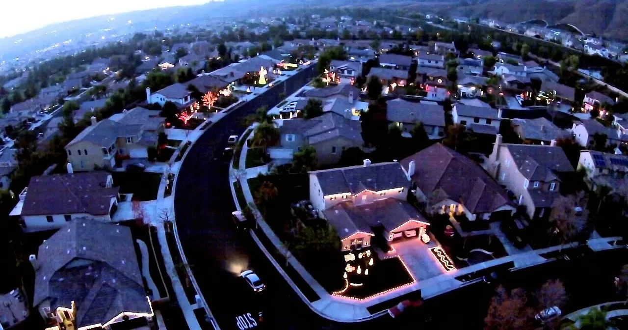 An Entire Neighborhood Puts on a Spectacular, Must-See Christmas Light Show!