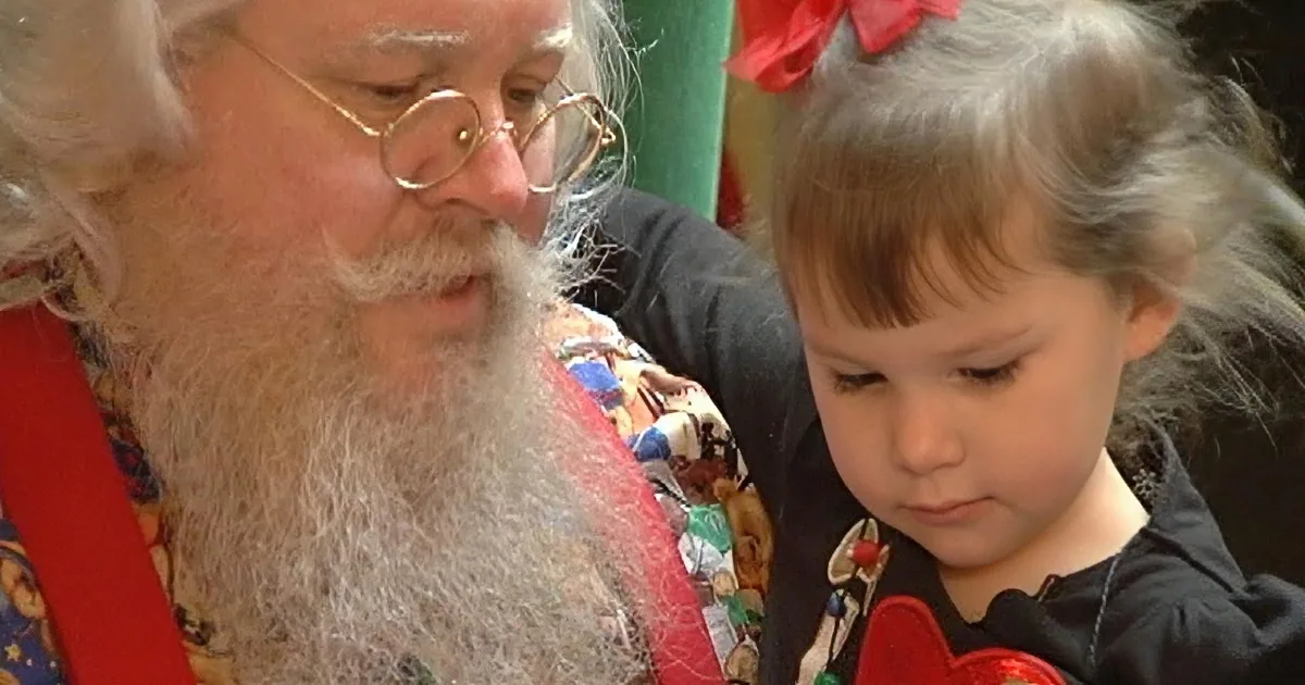 Little Girl Joins Santa Claus for Breakfast so He Doesn''t Have to Eat Alone!