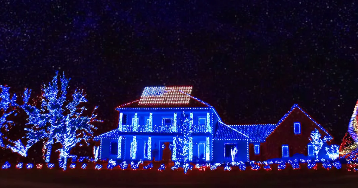 Florida Family Pays Christmas Tribute to Fallen Soldiers. Keep Your Eye on That American Flag