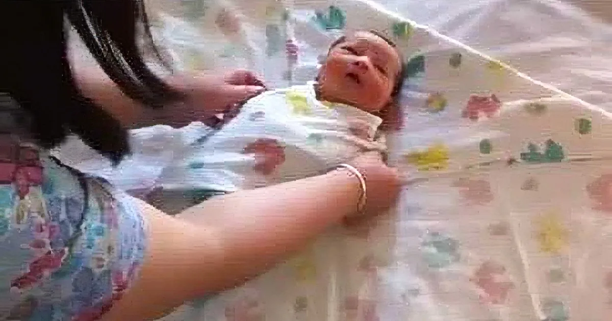 She Began Wrapping This Baby in Blankets. How She Does It? OMG Every Parent Needs to See This!