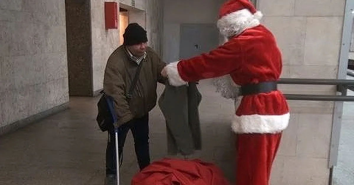 Santa Approached Those Homeless Men. When He Did This, I Couldn''t Stop My Tears! Touching!