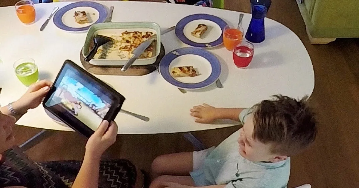 These Kids Started Misbehaving During Dinner, Don''t Miss What Mom Did to Make Them Talk! Wow!