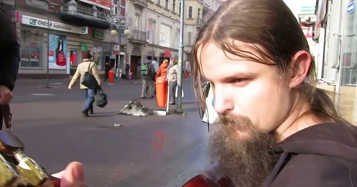 This Street Performer Will Amaze You With His Guitar Skills. You Don''t Wanna Miss It! Unbelievable!