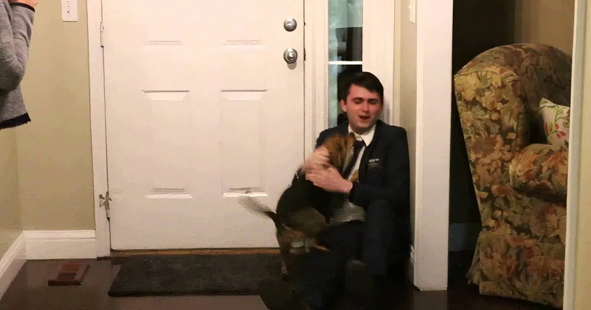 Man Returns Home After 2 Years, and His Dog''s Reaction Put Me to Tears!