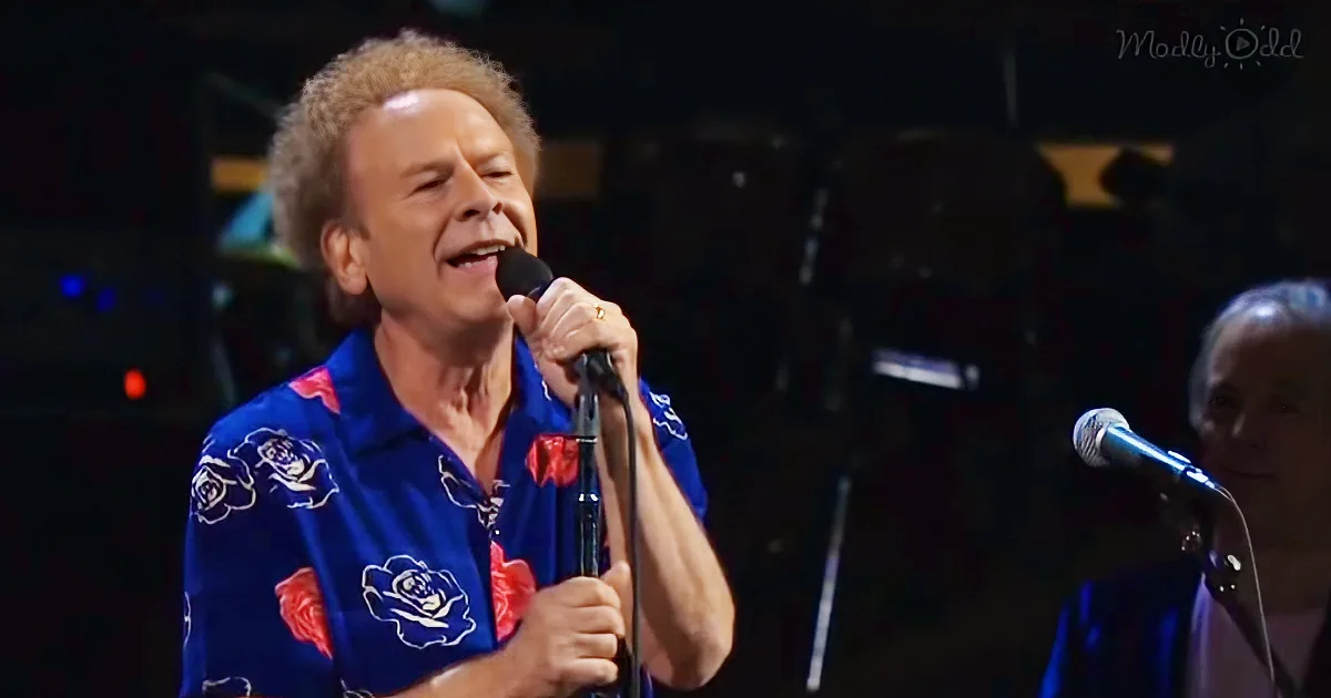 Simon & Garfunkel Reunite to Perform ''The Sound of Silence'' Like Only They Can