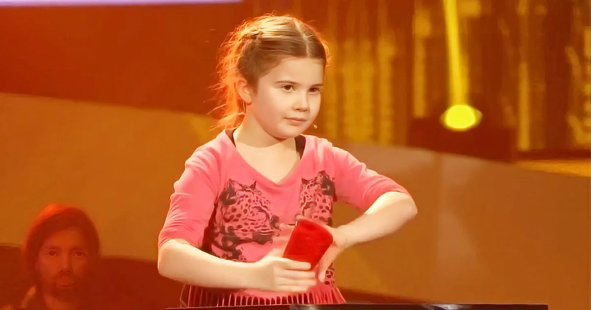 8-Year-Old Girl Performs in the Voice. When the Judges Listened, They Didn''t Expect to See That!