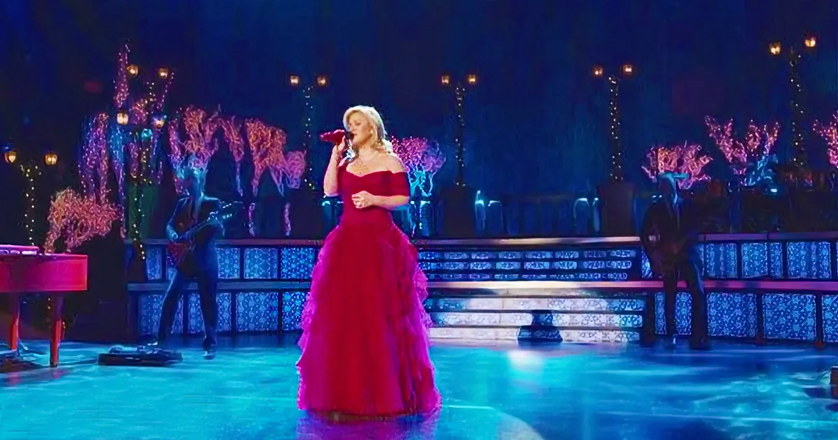 Kelly Clarkson Sings ''Silent Night'' and She Is Joined by Two Country Music Legends