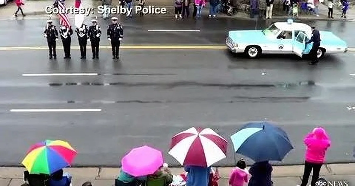 Soldier Comes Home Early and Surprises His Family at Christmas Parade