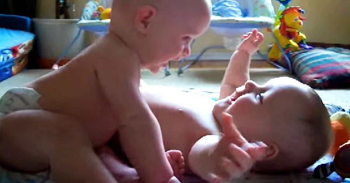 Tiny Twins Have a Conversation, but When You Hear Them, You''ll Melt! Adorable!