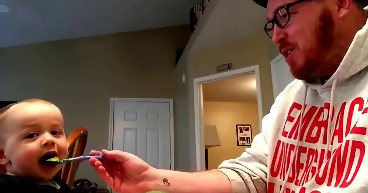 When Mom Can''t Get Baby to Eat His Green Beans, Dad Takes up the Challenge
