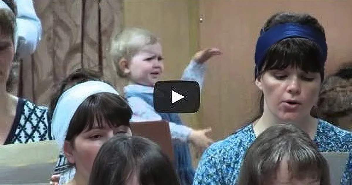 Everyone Was Busy With Choir. but What This Little Girl Was Doing at the Back? Rofl!