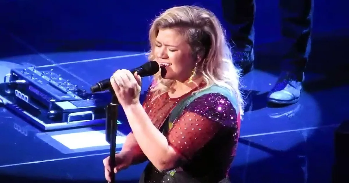 Kelly Clarkson Sings Heartbreaking ''Purple Rain'' Cover in the Twin Cities, Prince''s Hometown