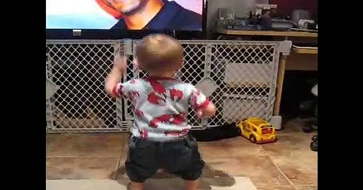 Tiny Baby Starts Dancing, but Mom Can''t Stop Her Laughter at His Next Move! Rofl!