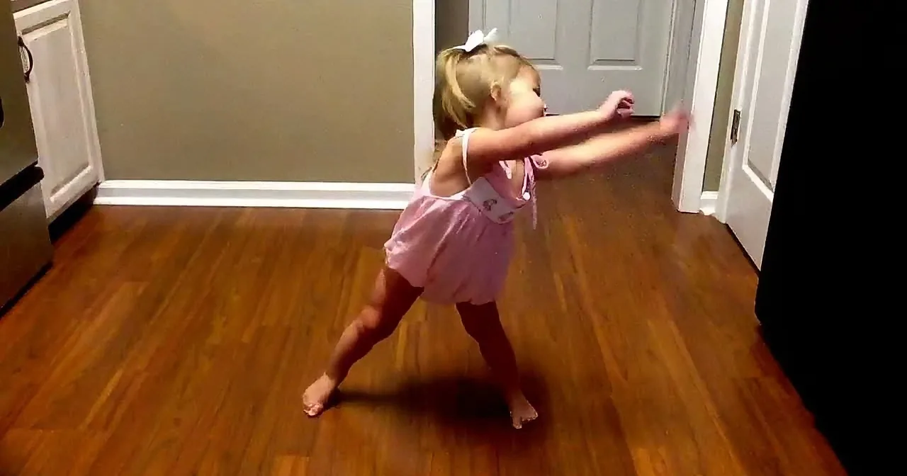 Little Girl''s Favorite Song Comes on the Radio and She Can''t Help but Dance! Too Cute!