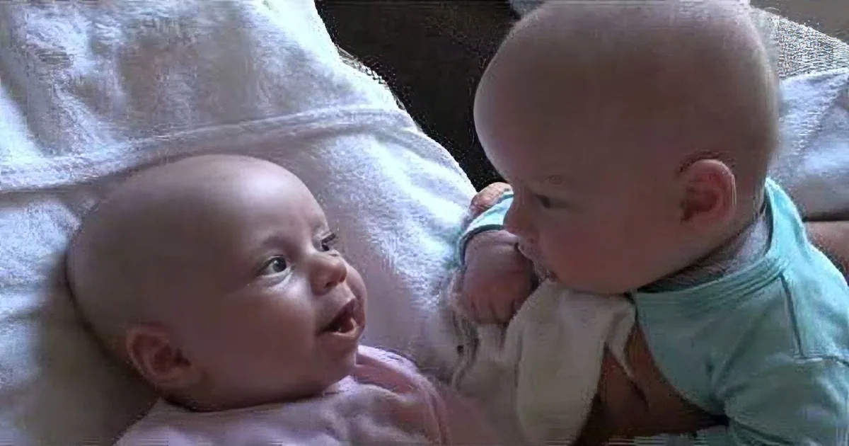 Dad Was Recording His Twins on Camera. but When They Started Doing This? Can''t Stop Laughing!
