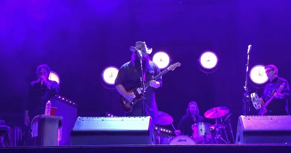 Chris Stapleton Stuns Crowd With Epic Cover of Prince''s ''Nothing Compares 2 U''. Amazing!