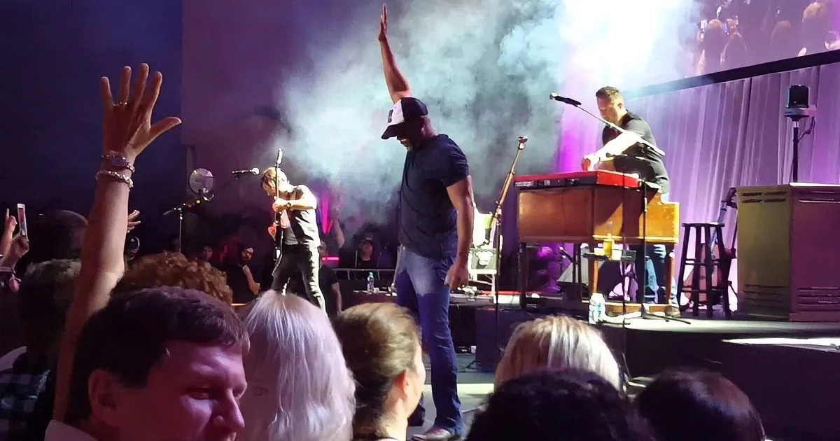 Darius Rucker Pays Tribute to His ''Idol'' Prince With Moving Cover of ''Purple Rain''