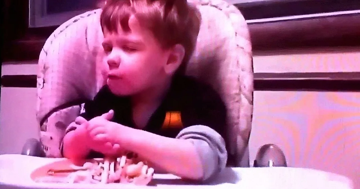 Daddy Asks His Baby Boy to Pray Before Their Meal, but Wait Till You See What He Does Instead