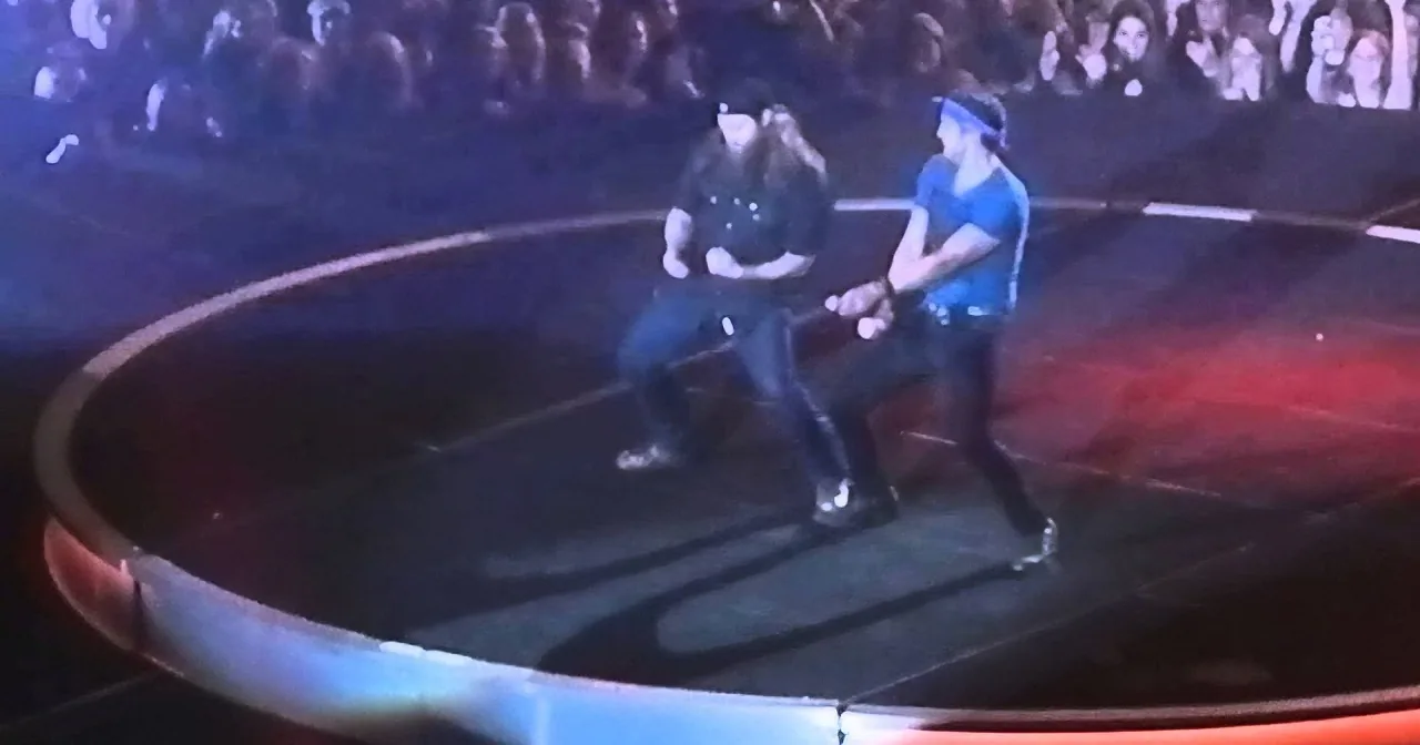 Willie Robertson ''Shakes It'' for Luke Bryan Onstage. This Is Great, I Can''t Stop Laughing!