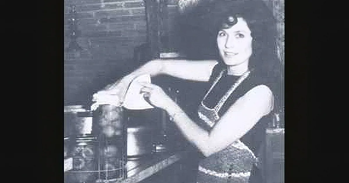 Loretta Lynn Mourns the Passing of Patsy Cline in Chilling Song 'This Haunted House'