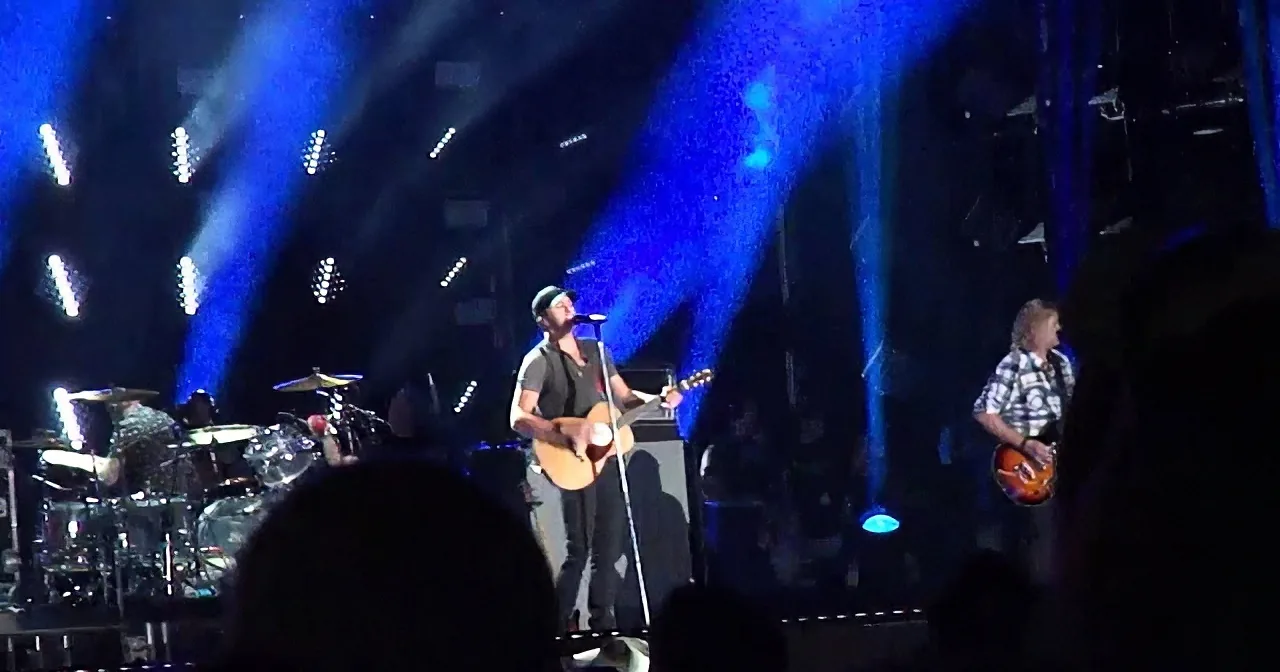 Bryan Dedicates Touching Performance of ''Drink a Beer'' to Anyone Who''s Lost a Loved One