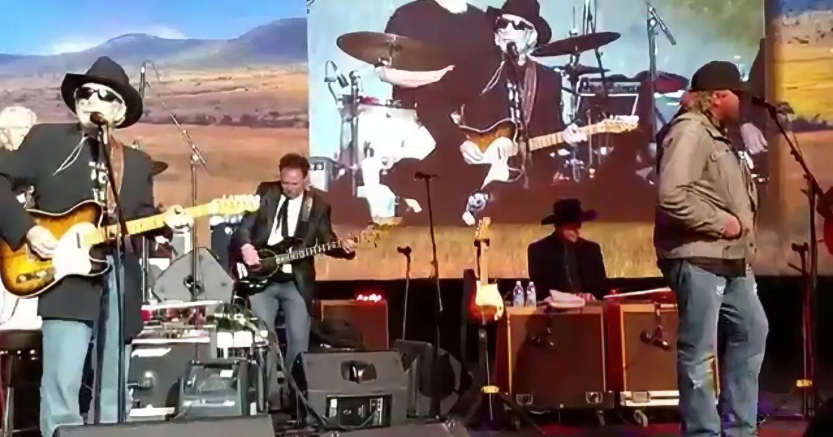 How Toby Keith Saved the Day for Merle Haggard at One of His Final Concerts. so Touching!