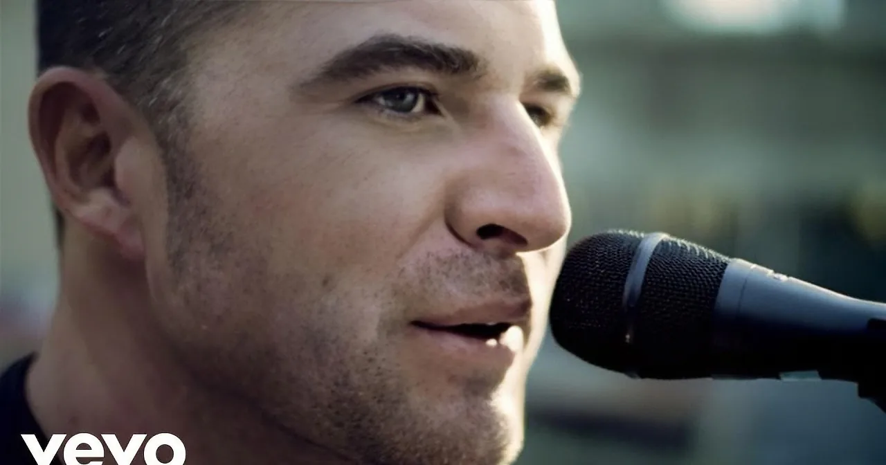 Country Star Rings in Christmas With Twin Babies! What a Bundle of Miracles They Are!