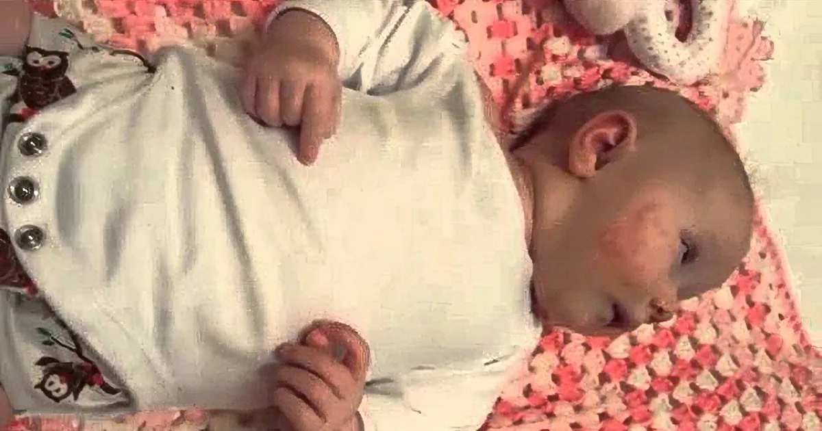 What This Mom Reveals After Pulling Down the Onesie Is a Trick I Never Knew! Wow!