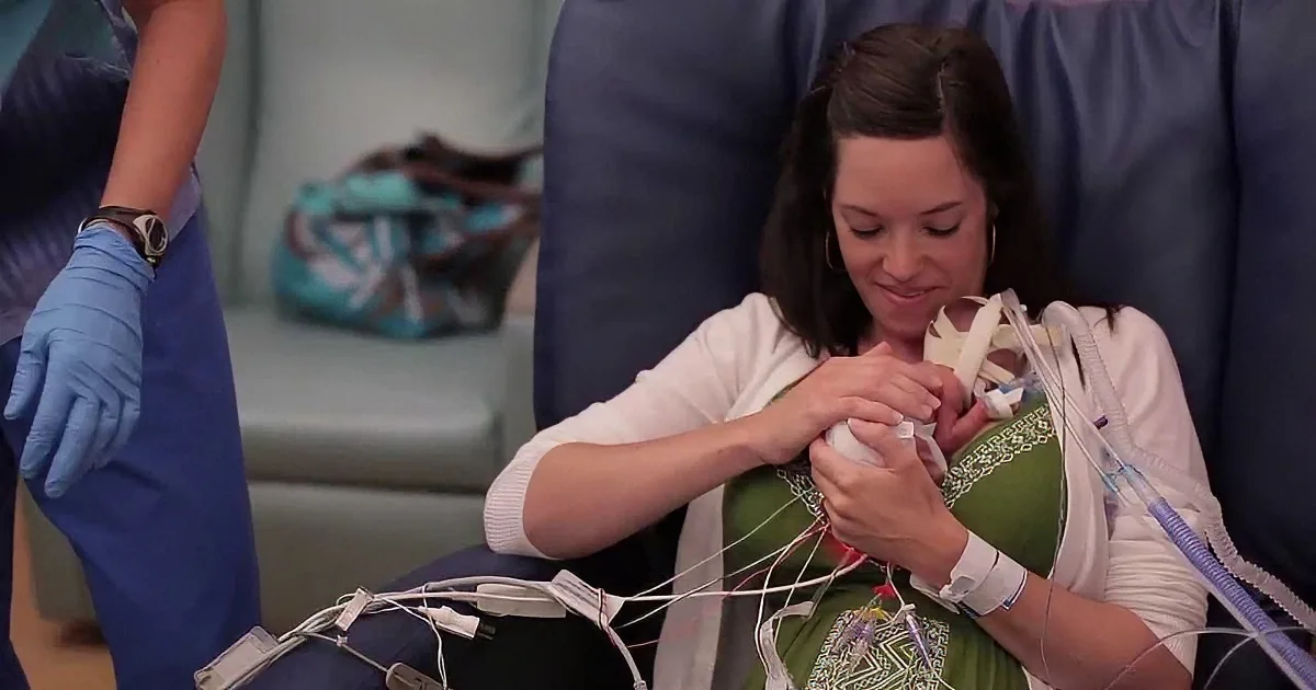 She Holds Her Prematurely Born Baby for the First Time. What Happens Next Will Make You Cry!