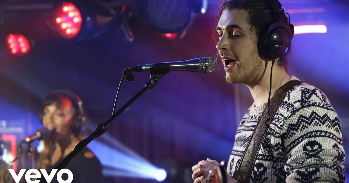 You May Not Recognize Him at First, but When He Sings This Christmas Song? He''s Unmistakable!