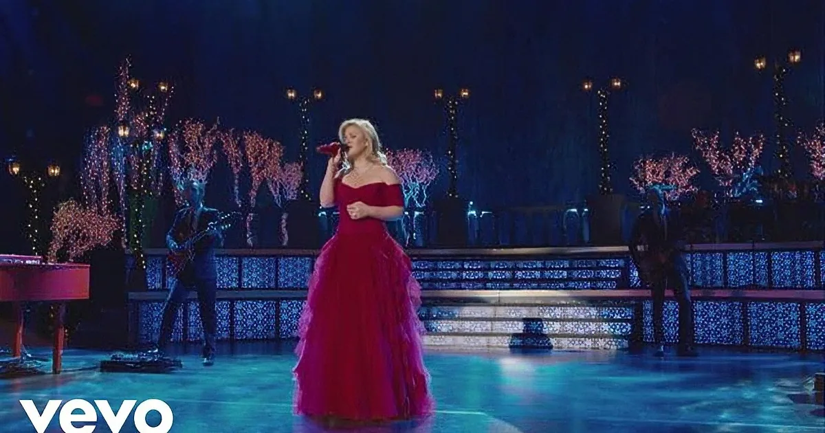 Kelly Clarkson & Trisha Yearwood Were Singing ''Silent Night,'' but When This Guest Joined in? OMG!