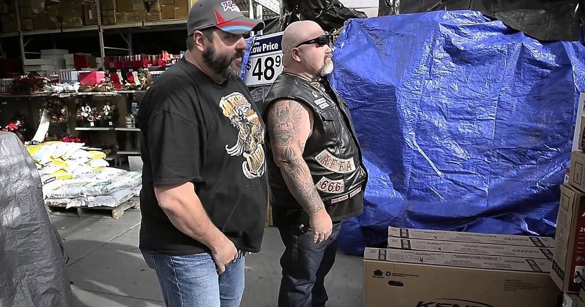 Hells Angel Biker Stands in Line at Wal-Mart for Black Friday Sale. What He Got Amazed Me.