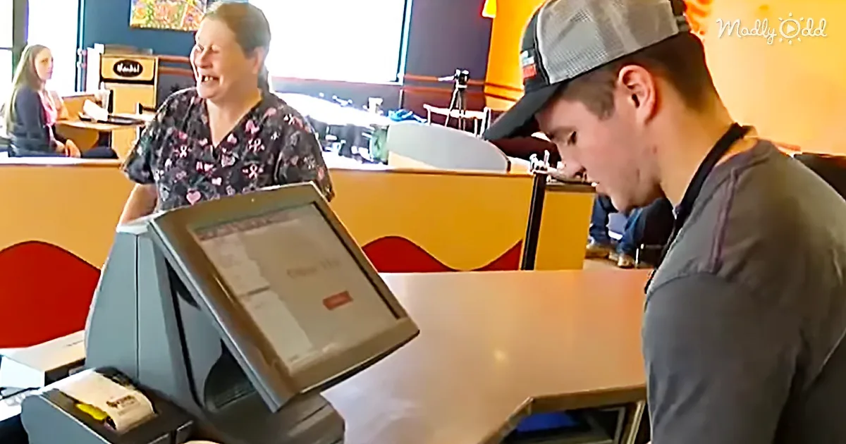 Taco Bell Employee Noticed Customer Ordering in Sign and Proudly Came to Assist