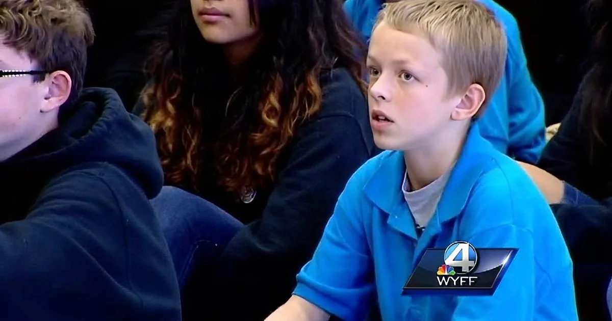 Young Man Breaks Down When His Father Enters the School, the Reason Why Is Beautiful!