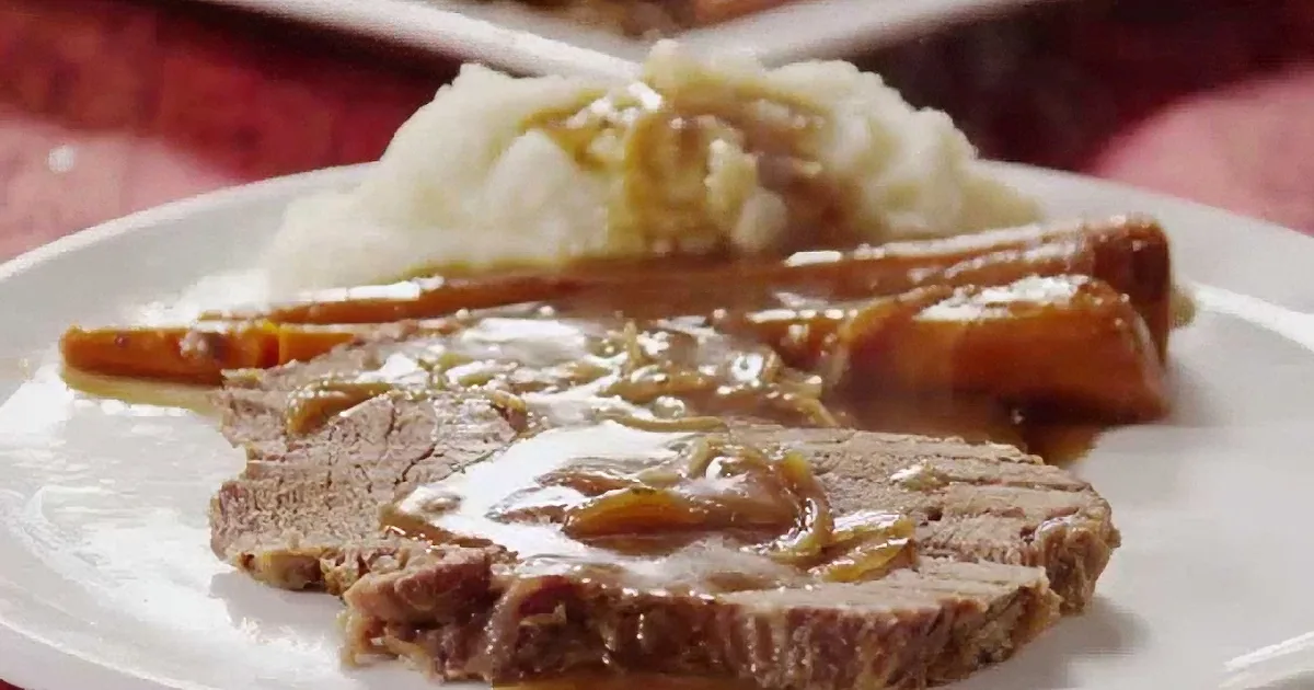She Puts Floured Meat on a Layer of Onions in a Slow Cooker....You Need to See the Outcome!