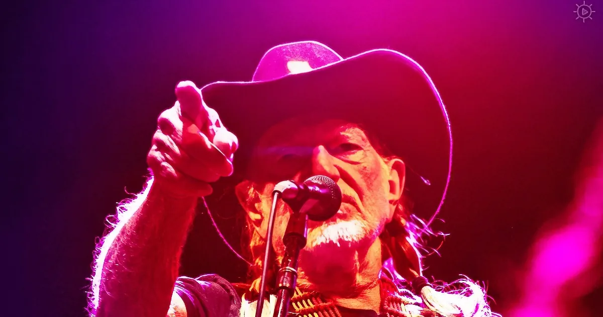 Willie Nelson Rushed to Hospital After Stumbling off Stage, ''I''m Feeling Better Now''