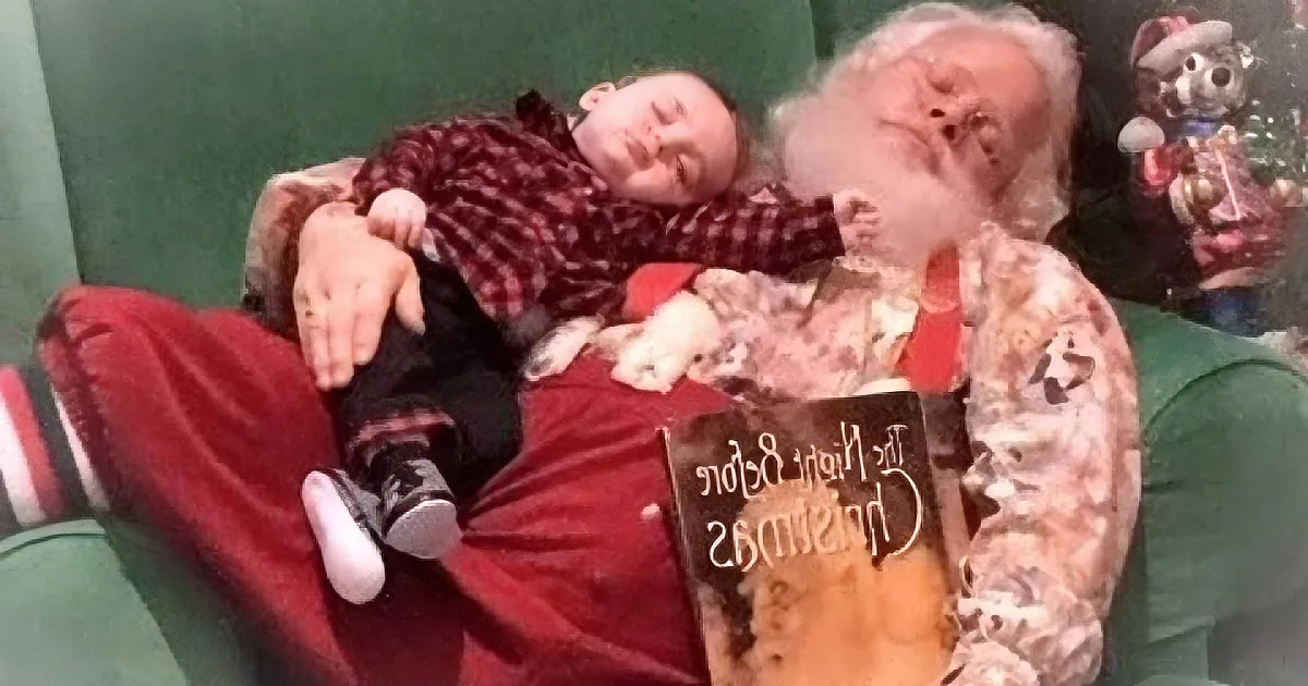 Line so Long, the Little Boy Couldn''t Stay Awake. Santa Sets up the Best Christmas Photo Ever