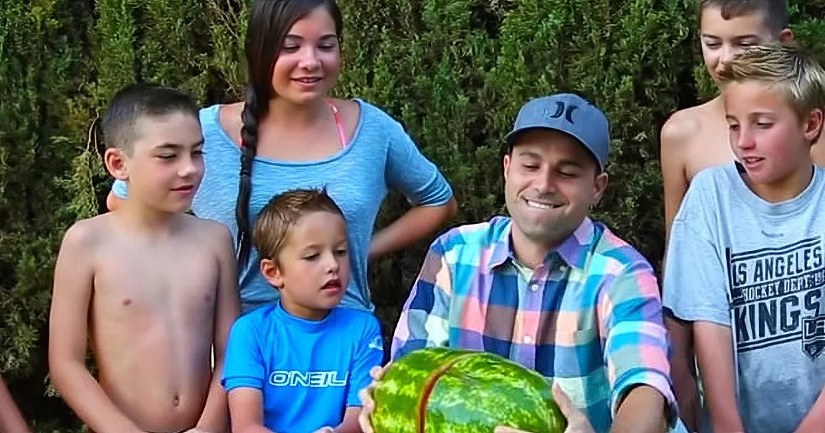 He Cut a Watermelon in Half. but I Didn't Expect to See This Inside the Rind! Unbelievable!