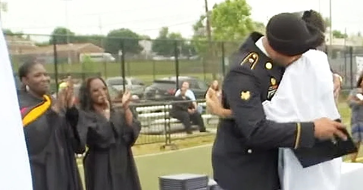 Teen Crosses Stage to Get Her Diploma, but Collapses in Tears When She Looks Up