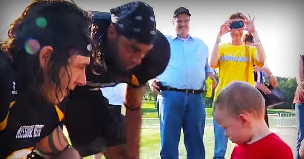 Football Players See Desperate Woman Trying to Break Car Door With Hammer, They Stop and See...