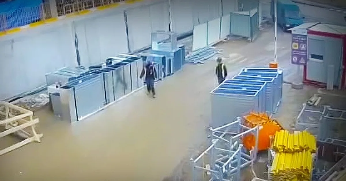 You Won't Believe This Insane Near-Death Accident Taking Place on a Construction Site