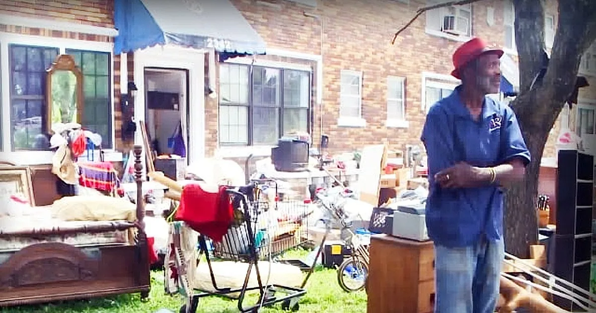 Older Man Gets Evicted With 20 Adopted Strays, Reporters Interview Him and Discover His Identity