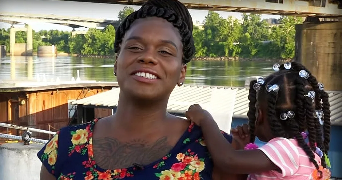 Pregnant and Sleeping on a Sidewalk, She Was Woken up by a Cop Who Just Wanted to Help