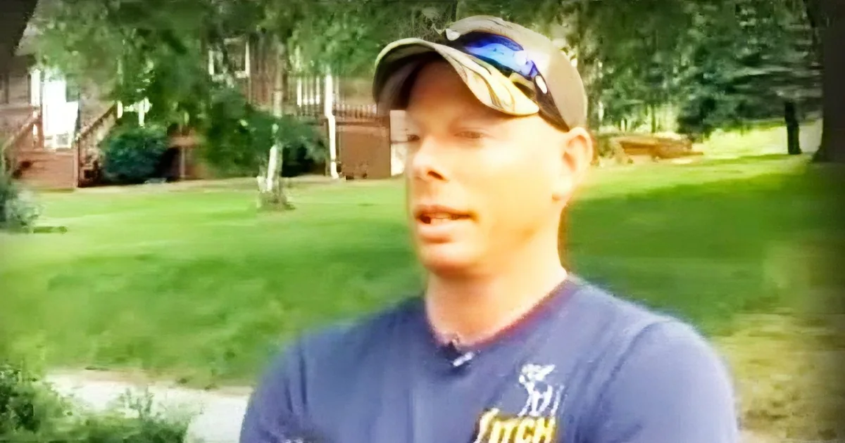 Fisherman Sees an Odd ''Log'' in the Lake Before Realizing It''s a Creature That Needs His Help