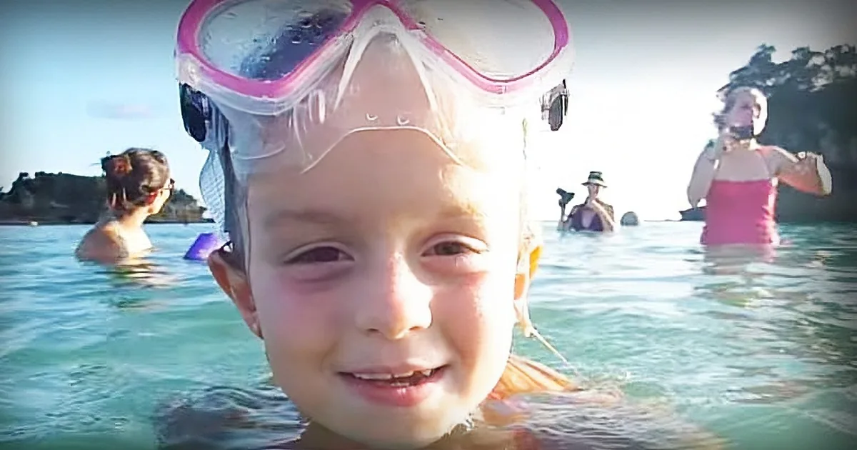 Mom Goes Swimming With Her Daughter, but Keep Your Eyes on What''s Behind Them