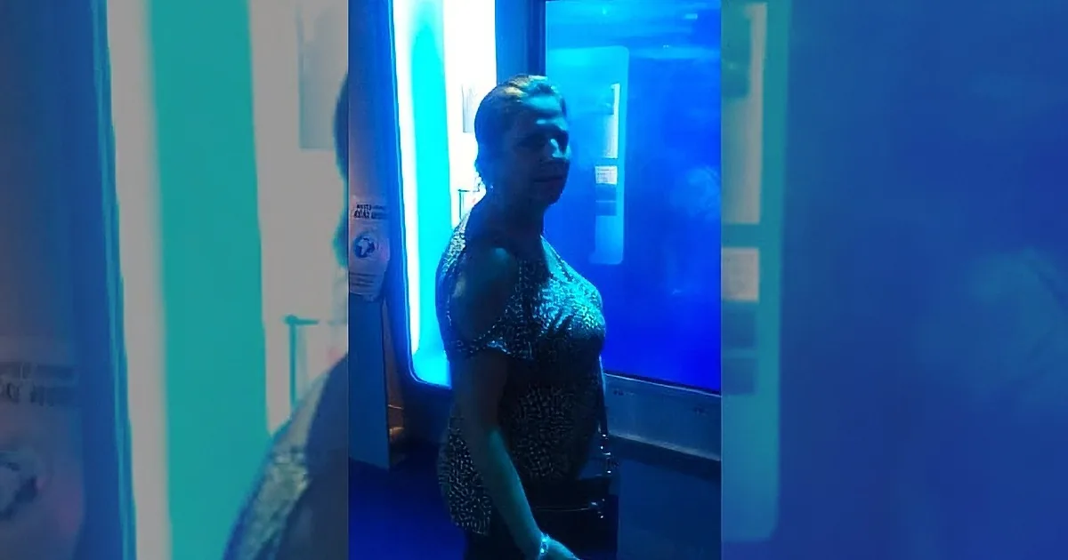 Grandma Learns the Hard Way Why You Should Never Tap the Glass of a Shark Tank