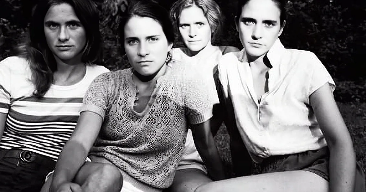 Four Sisters Pose for the Same Exact Photo for Decades. Watch Their Incredible Transformation