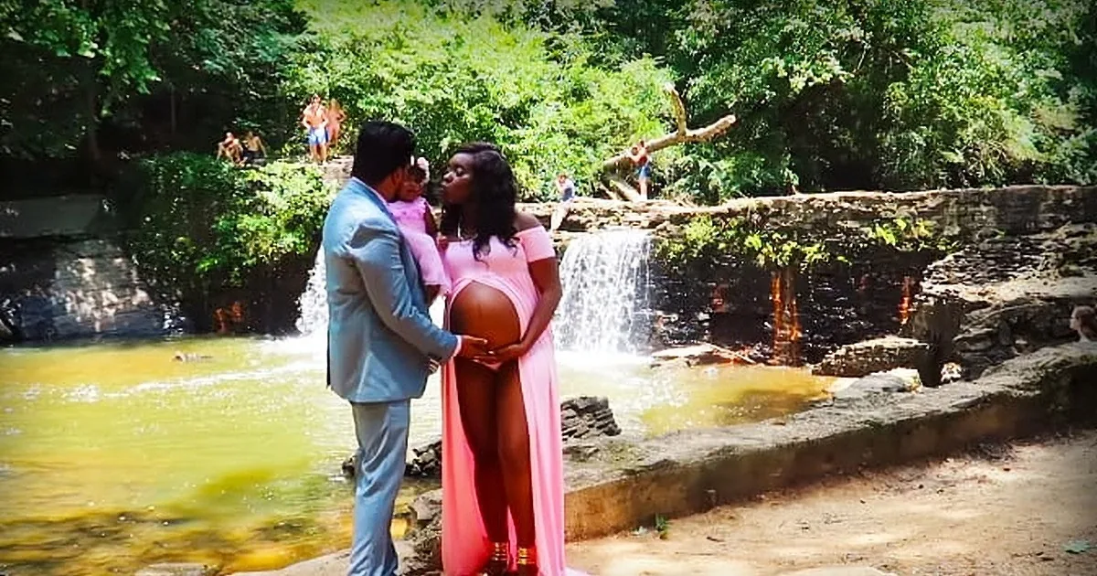 Woman Poses for Maternity Shoot, She Is Shocked When the Photography Team Tells Her to Turn Around
