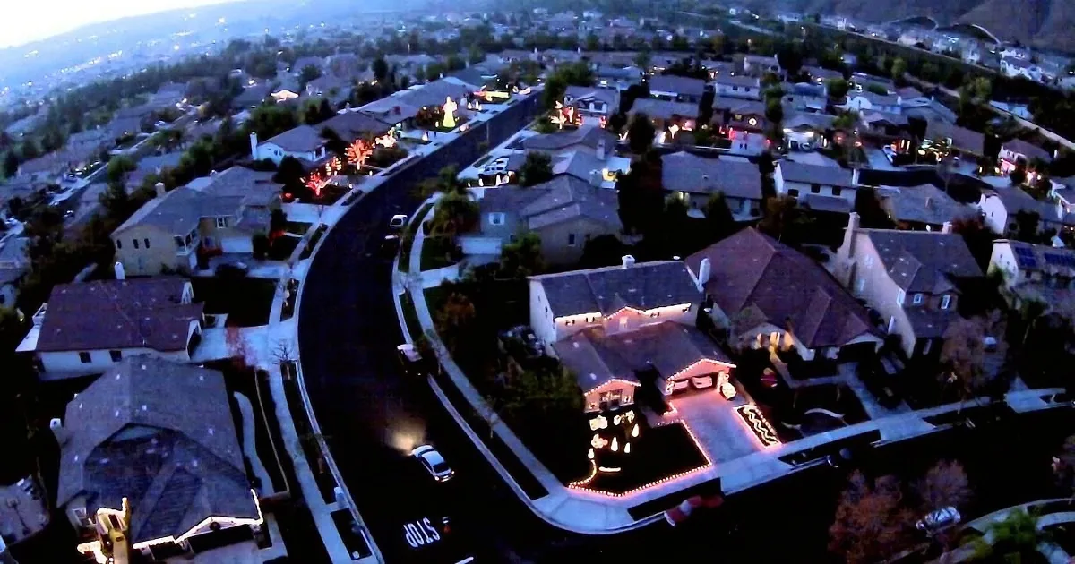Exceptional Christmas Light Display Set to ''Wizards of Winter'' Will Kickstart Your Holiday Spirit